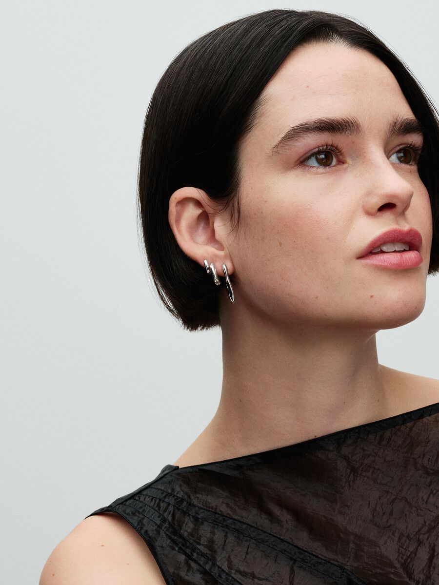 Argolas abertas em V com design orgânico Prata