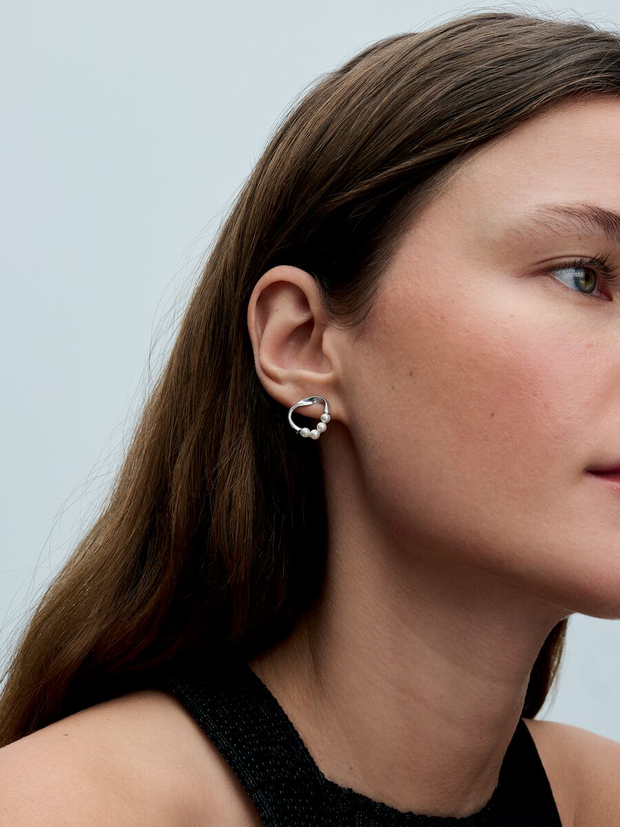 Brincos espigão círculo de forma orgânica e pérolas de cultura de água doce tratadas