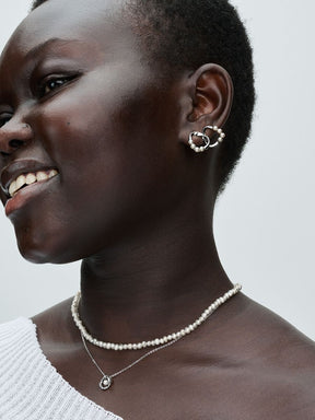 Brincos espigão círculo de forma orgânica e pérolas de cultura de água doce tratadas